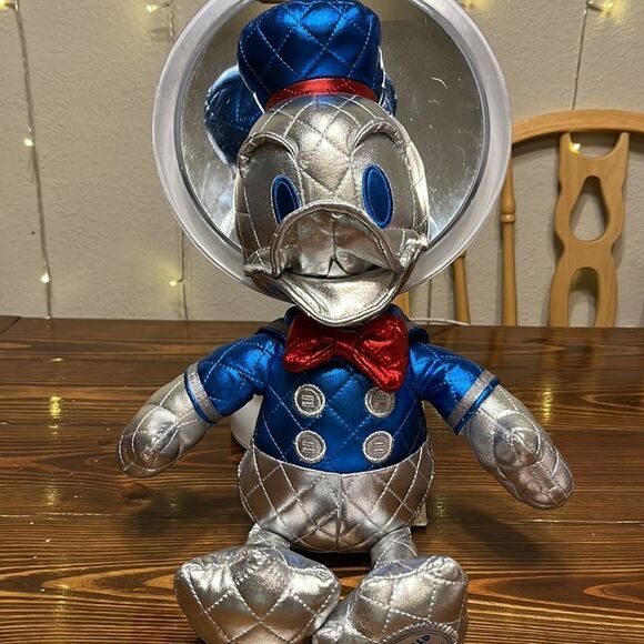 NWT Disney 85th Anniversary Metallic Exclusive Donald Duck - Picture 8 of 8